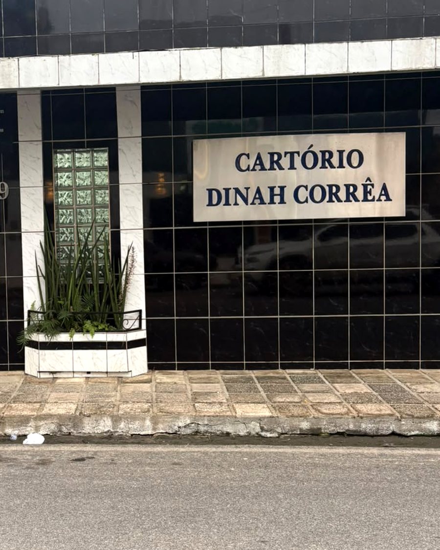 Fachada do Cartório Dinah Corrêa em Solânea PB, com a placa do cartório ao lado da entrada